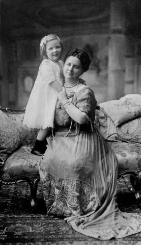 Vilhelimina and daughter Julian 1914